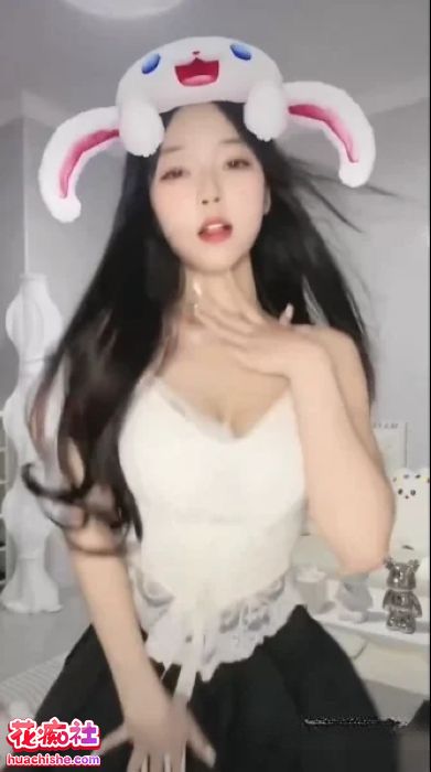 抖音嫩妹02uiii 无罩乳贴抖胸舞骚舞精彩截图11