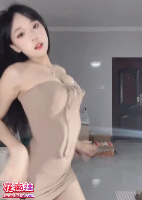 抖音嫩妹02uiii 无罩乳贴抖胸舞骚舞精彩截图14