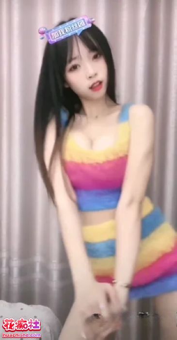 抖音嫩妹02uiii 无罩乳贴抖胸舞骚舞精彩截图15