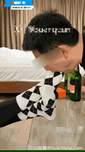 不二犬buerquan 黑丝白袜臭脚骚逼踩射精彩截图02