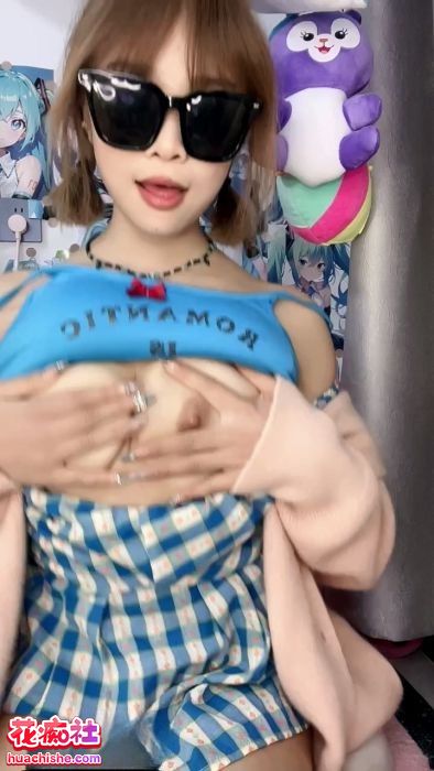 06小妞儿 黑白丝袜脸穴同框道具自慰精彩截图07