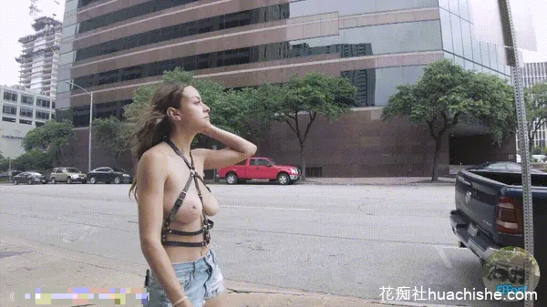 BralessForever 欧美户外人前露出精彩截图06