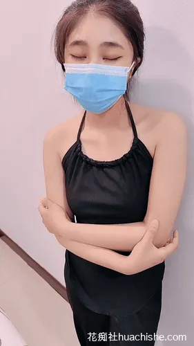 一颗小蜜桃 姐妹大战两大屌黑人精彩截图09